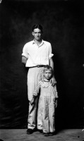 http://bernalespacio.com/files/gimgs/th-47_ike Disfamer Dean Crawford and Son, from the Heber Springs Portraits, 1939-46.jpg
